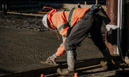 mezczyzna kladzie beton