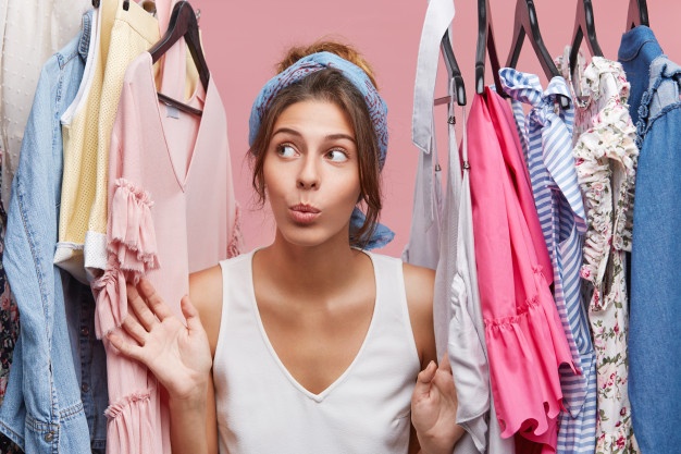 Wilgoć w szafie – jak pozbyć się zapachu pleśni i wilgoci?