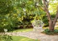 fotel wiszacy w ogrodzie