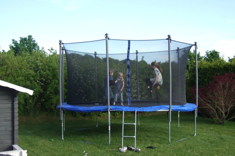 Przygotuj trampolinę ogrodową na wiosnę – niezbędne elementy, które musisz sprawdzić