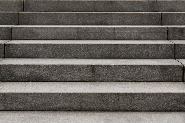 Naprawa schodów betonowych w ogrodzie – jak zrobić to dobrze?