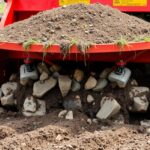Glebogryzarka separacyjna w trakcie pracy na polu, pokazująca mechanizm separacji kamieni i darni