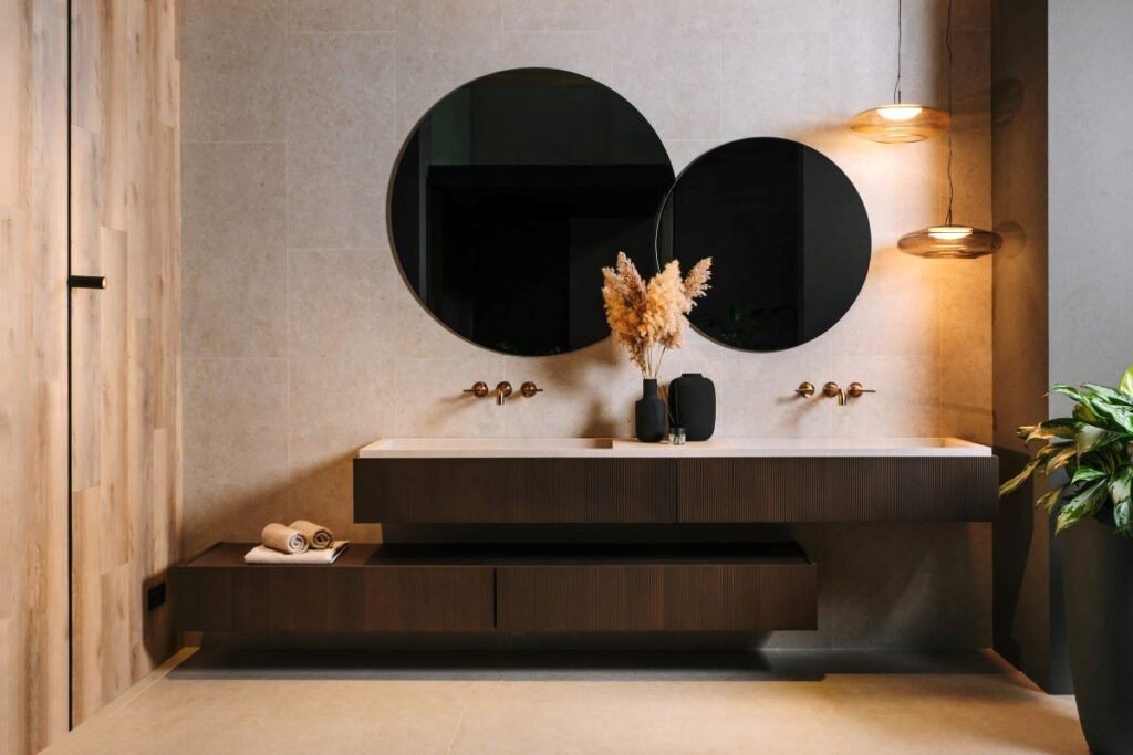 Jak urządzić beżową łazienkę? Sprawdź modne inspiracje