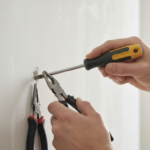 Jak wyjąć kołek ze ściany? Praktyczne porady