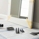 Jak bezpiecznie odkleić lustro? Krok po kroku