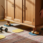 Jak przesuwać ciężkie meble? Domowe sposoby