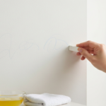 Jak skutecznie usunąć ołówek ze ściany? Krok po kroku
