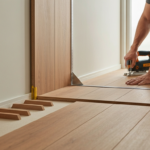 Jak dociąć panele przy ścianie w prosty sposób? Praktyczny poradnik