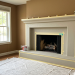Jak pomalować kominek w salonie, aby optycznie powiększyć salon? Krok po kroku