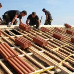 Jakie łaty pod dachówkę ceramiczną? Prawidłowy rozstaw i sposób montażu